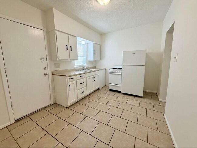 Building Photo - 614 Sunset Dr