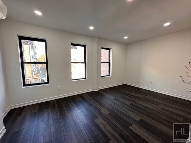 Building Photo - 3BR 1.5BA Sunny Floor Through w/ Private O...