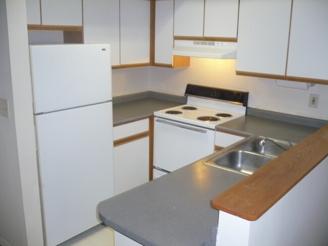 Building Photo - 4 Hartwell Ct