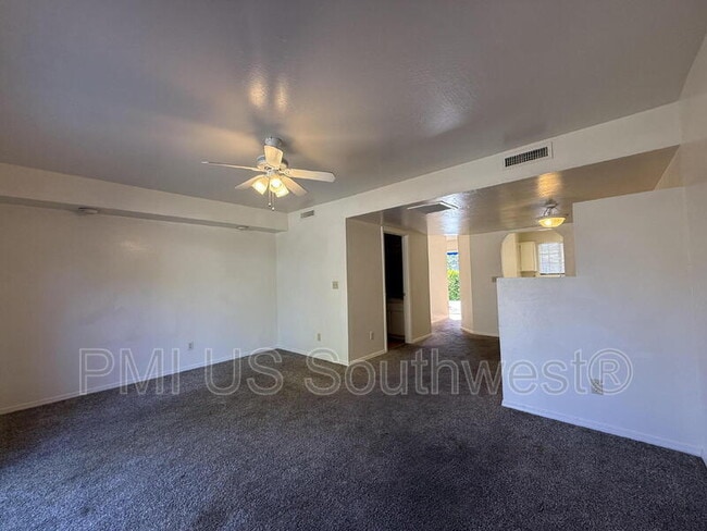 Foto del edificio - 9560 E Lakeshore Dr