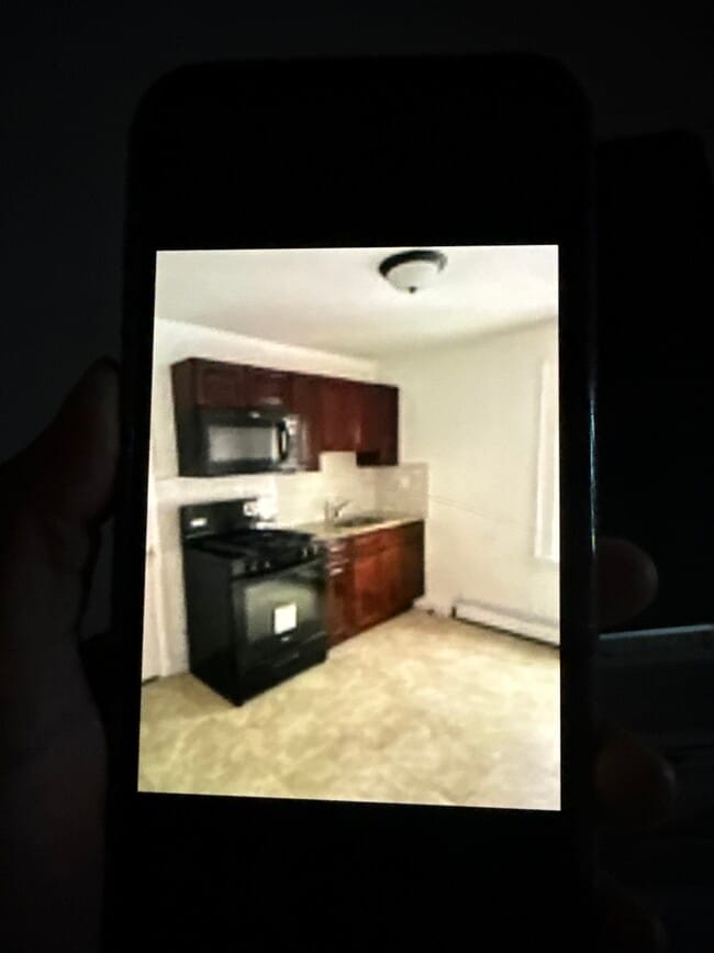 Kitchen - 119 Lyons Ave