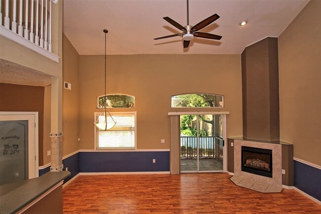 Building Photo - Great Location! 2 story Townhouse with 1 c...