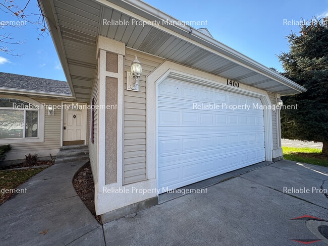 Building Photo - 1400 Falcon Dr