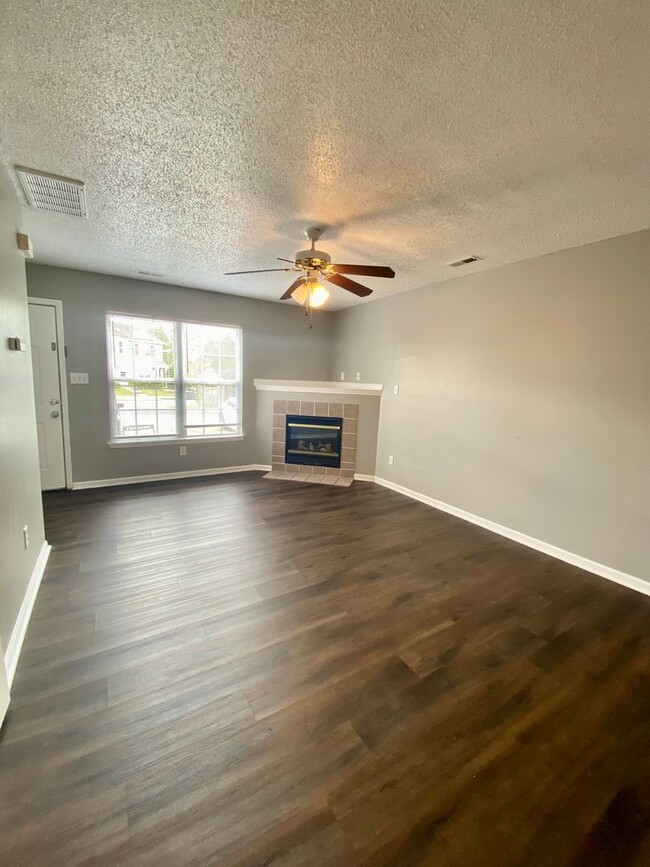 Building Photo - Well Maintained 2 Bedroom Townhome!
