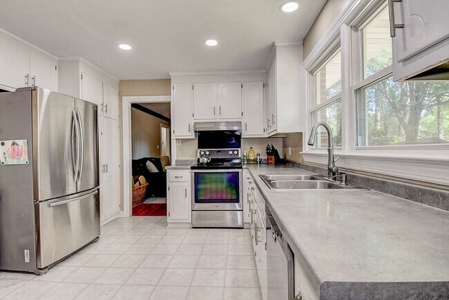 Building Photo - ONE LEVEL LIVING at it's FINEST in the SOU...