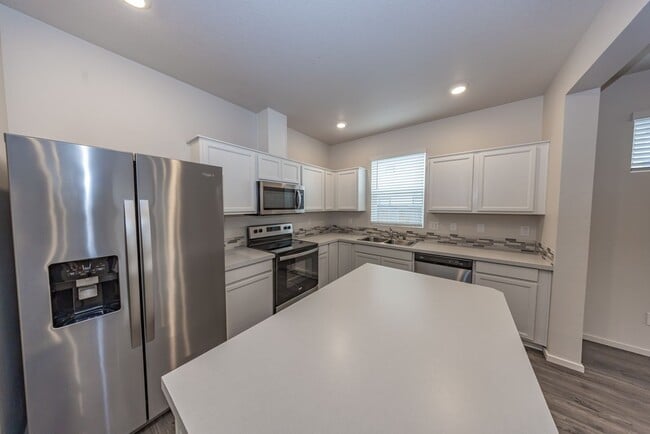 Building Photo - Three bedroom townhouse in Hazel Dell - Central Air Conditioning