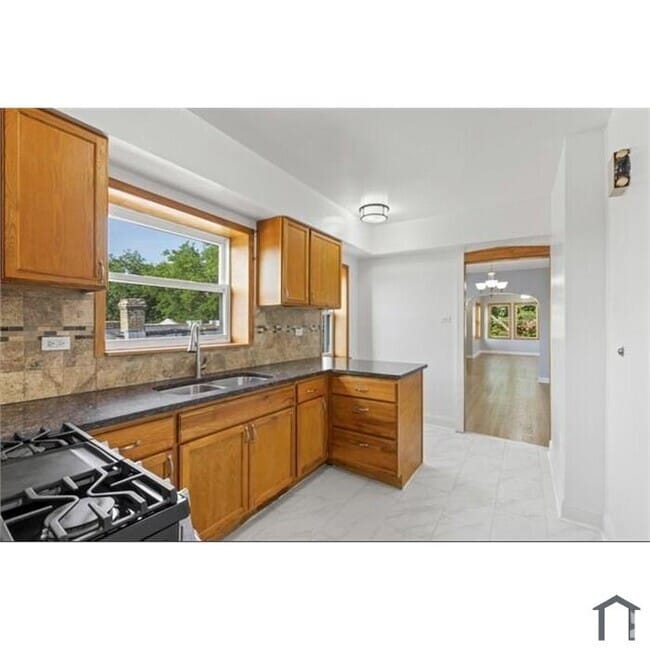 Building Photo - 5639 N Artesian Ave