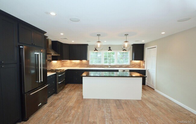 Building Photo - 13 Flower Hill Pl