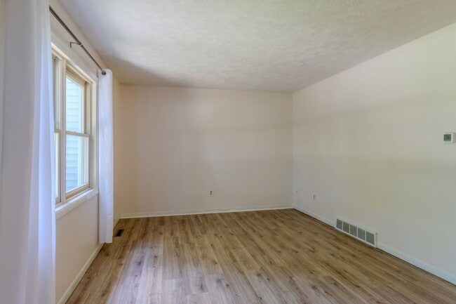 Foto del edificio - 2 Bed / 1 Bath Bungalow on Rose Street
