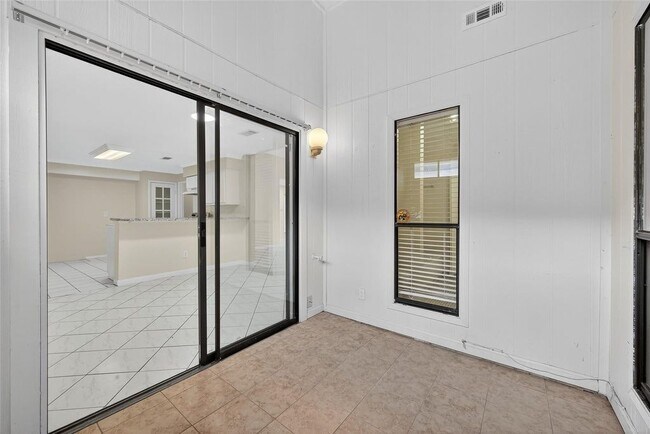 Foto del edificio - 6415 Grandvale Dr