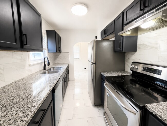 Foto del edificio - 6425 Hagerwood Rd