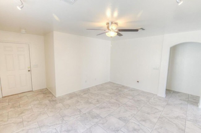 Building Photo - 652 W Flaming Arrow Dr