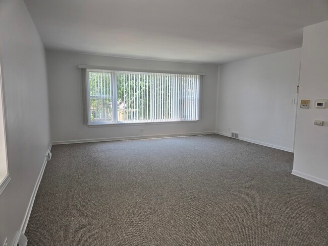 Building Photo - 6039 N Artesian Ave
