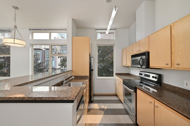 Building Photo - 425 23rd Ave S