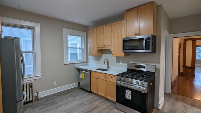 Building Photo - 121 Louis St