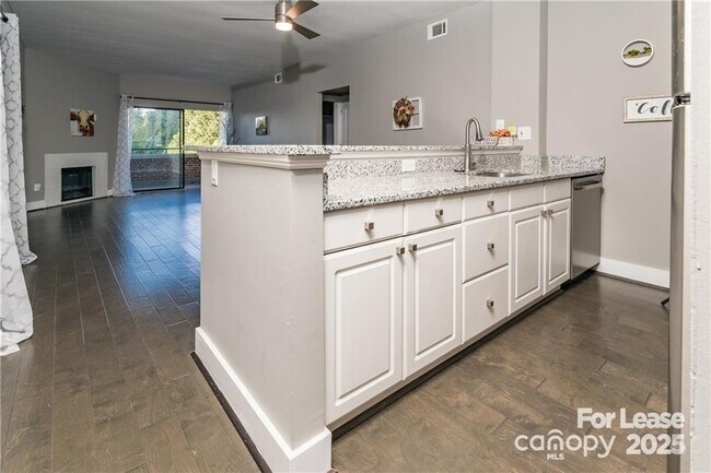 Foto del edificio - 224 N Poplar St