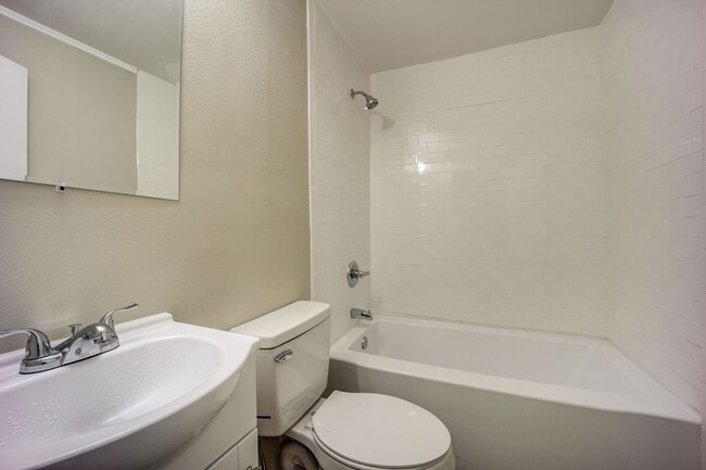 Building Photo - Freshly Updated 3 Bedroom House