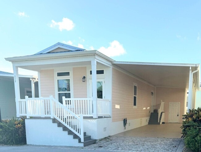 Building Photo - 209 NE Coastal Dr