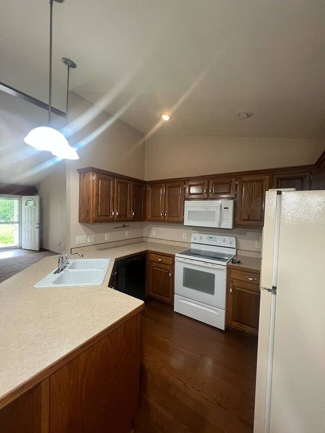 Building Photo - BEAUTIFUL 3 BEDROOM / 2 BATHROOM HOUSE IN ...