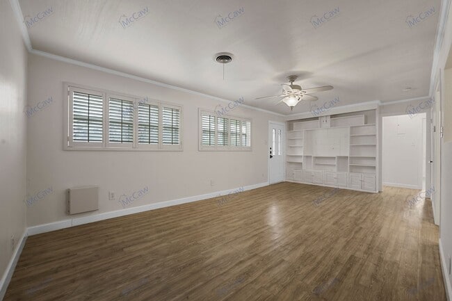Building Photo - Adorable 3/2 in the Heart of Denton!