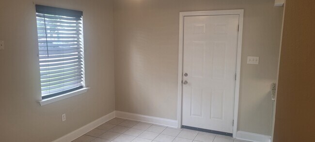 Foto del edificio - 57366 Maple Ave