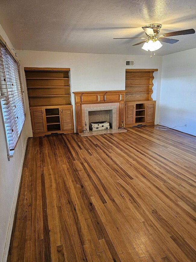 Building Photo - Spacious cozy 3 Bed Home! New Carpets!!