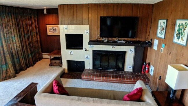 Building Photo - "Million Dollar Views" This home offers br...