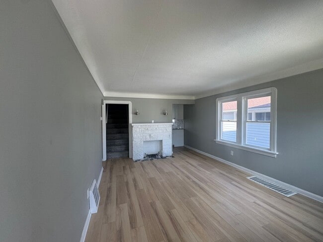 Building Photo - Newly Renovated 3 Bedroom Home