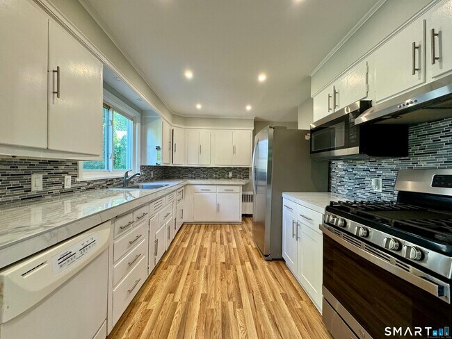 Building Photo - 415 Savoy St