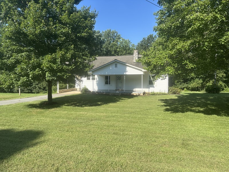 Primary Photo - Great 3-BR, 1.5 BA House for Rent Near Lak...