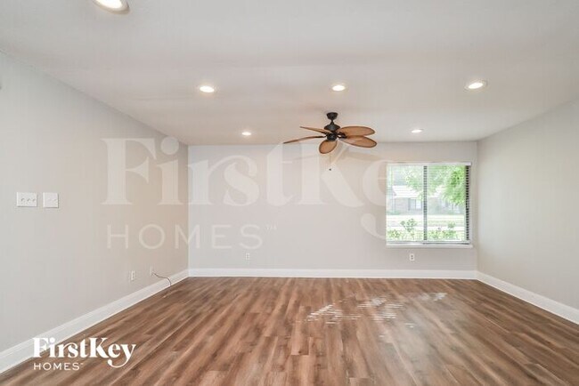 Foto del edificio - 3004 Charter Oak Dr