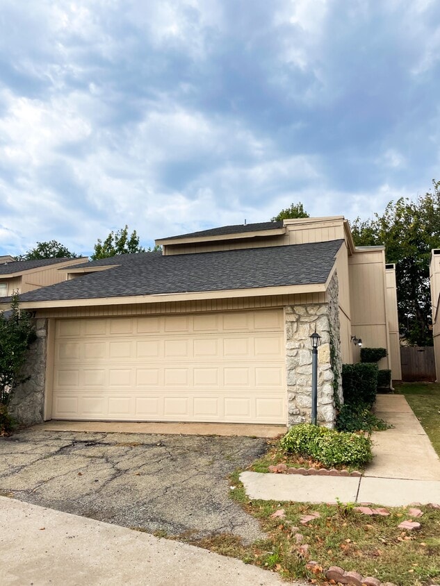 Foto principal - 12307 Cedar Springs Ln