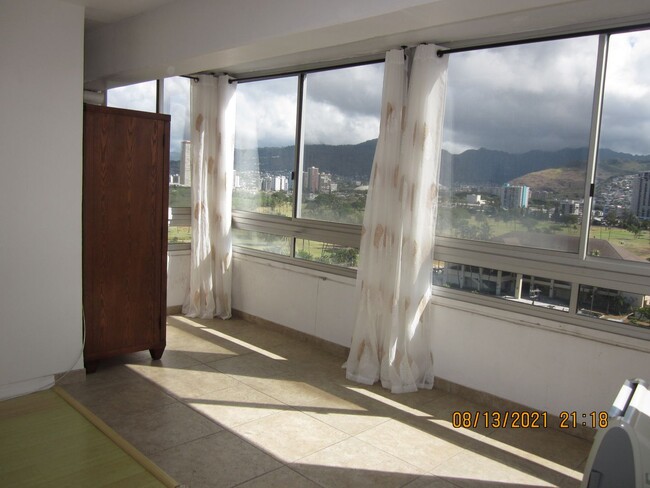 Building Photo - Spacious, Sunny, 11th Floor Corner Unit In...