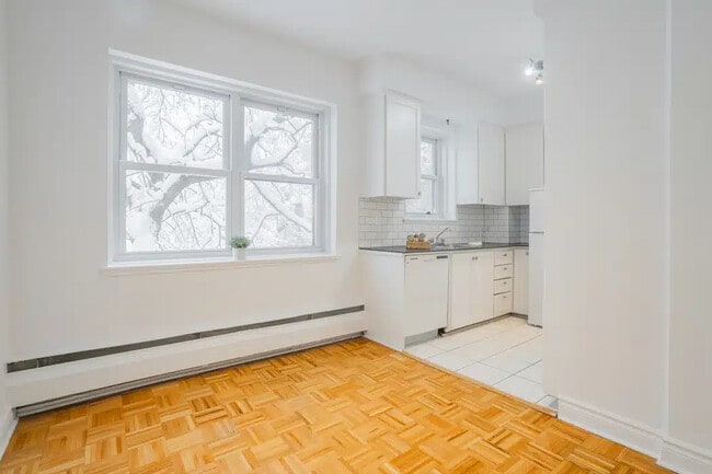 Building Photo - 1000 Av Pratt