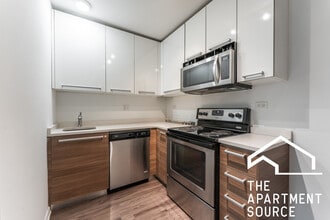 Building Photo - 925 W Carmen Ave