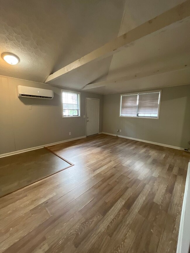 Building Photo - 2 Bedroom/1 Bath Duplex at 421 Cedar Valley Dr. Convenient to Nolensville Pike, shops and restaur...