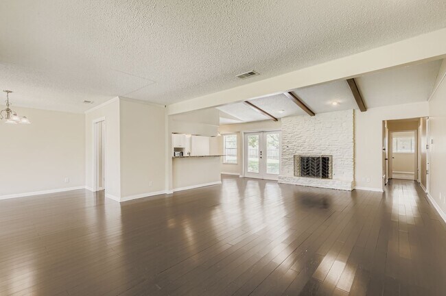 Foto del edificio - 5313 Basswood Ln