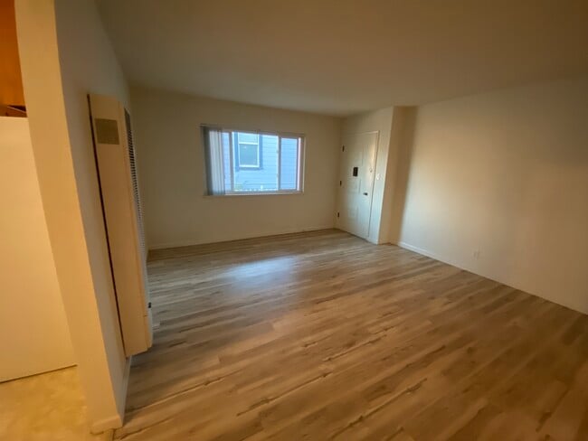 Building Photo - 341 Williams St