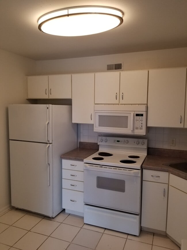 Building Photo - 1415 Oriole Plz