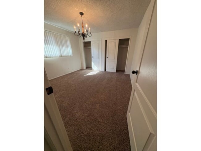 Foto del edificio - Nice mature landscaping. Warm ,inviting ,quiet home