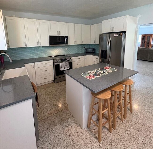 Building Photo - 1339 Royal Palm Dr S