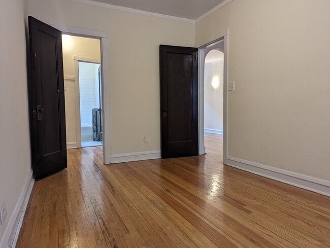 Building Photo - 2122 W Ainslie St