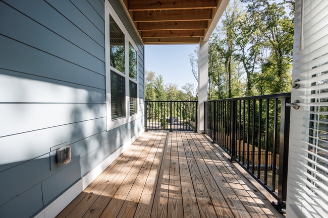 Building Photo - The Volaire