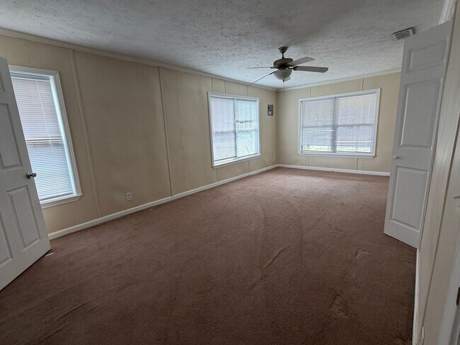 Building Photo - 3 bed 2 bath