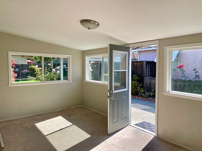 Building Photo - Delightful Heritage District Home with Cen...