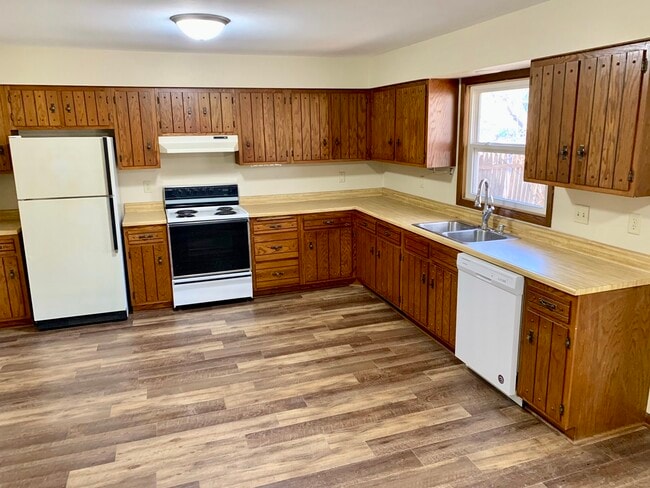 Building Photo - 4122 Robin Rd