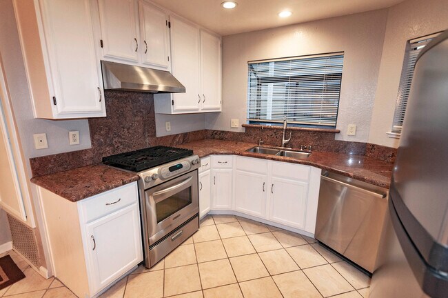 Building Photo - 131 Redding Road #C, 2 bedroom 2.5 bath 2 ...