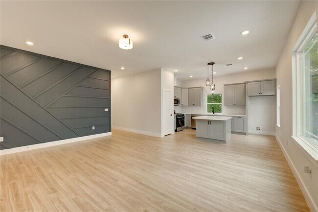 Foto del edificio - 811 E 39th St