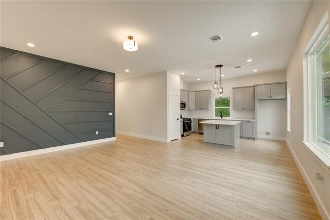 Building Photo - 811 E 39th St