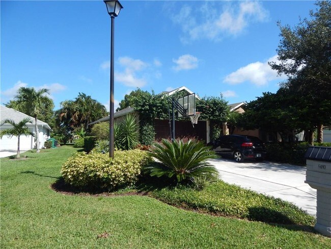 Building Photo - 241 SW Fernleaf Trail
